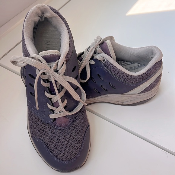 VIONIC sneakers - Picture 1 of 10